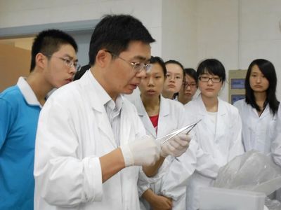 寶鋼優(yōu)秀教師邵水金 解構(gòu)剖析，甘為人梯，引領(lǐng)自然科學(xué)研究的探索與發(fā)展